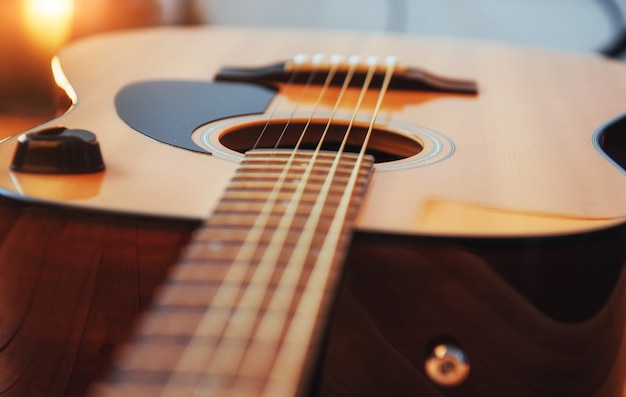 chitarra classica su uno sfondo marrone chiaro