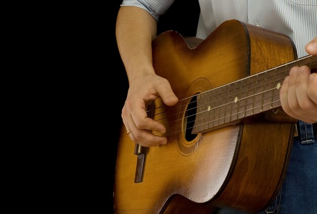 Chitarra e uomo sul nero