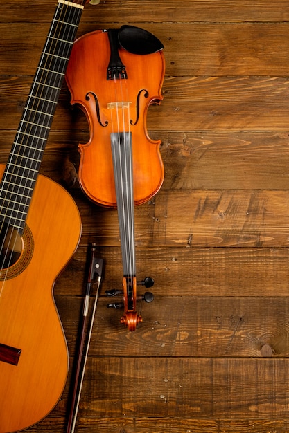 Chitarra e violino in legno