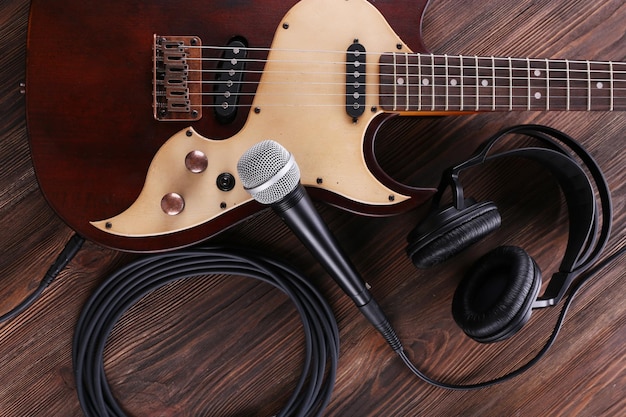 Chitarra elettrica con microfono e cuffie su un tavolo di legno