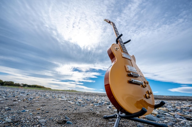 Chitarra elettrica e cielo fantastico