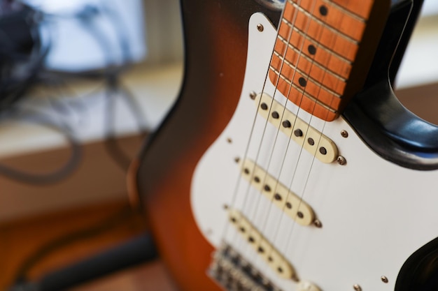 Chitarra elettrica e corde Il suono elettrizzante della chitarra rappresenta l'energia creativa, la passione e