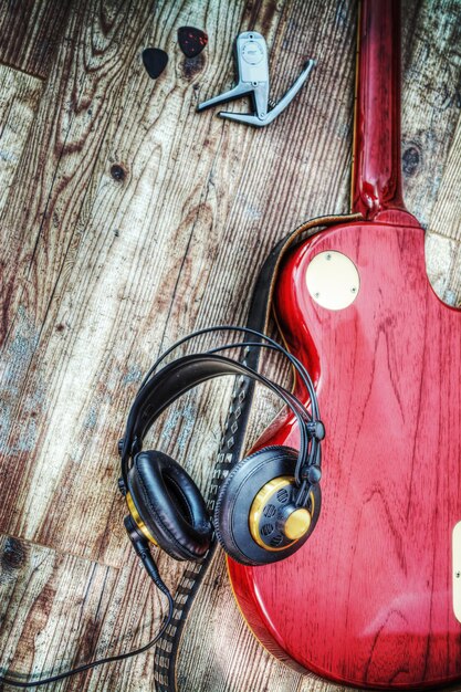 Chitarra elettrica e cuffie con effetto mappatura dei toni hdr