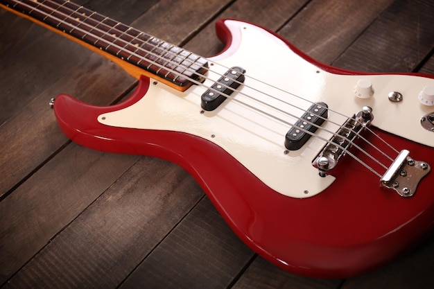 Chitarra elettrica su fondo in legno