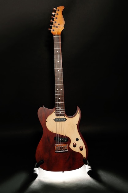 Chitarra elettrica su sfondo grigio scuro