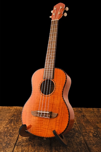 Chitarra hawaiana ukulele su superficie di legno si chiuda