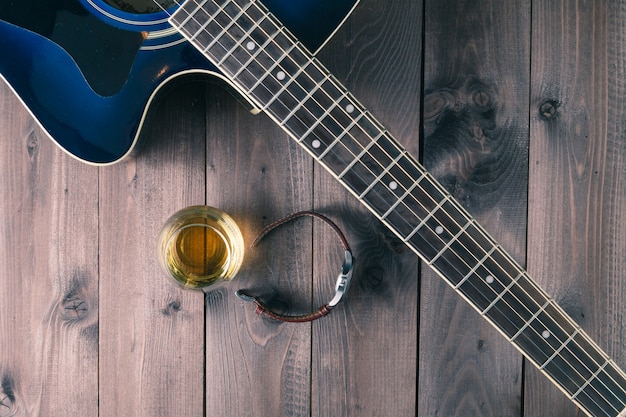 Chitarra, orologio e whisky