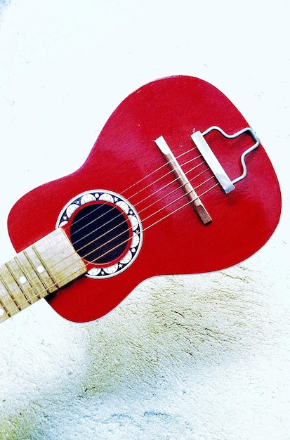 Chitarra rossa su sfondo bianco