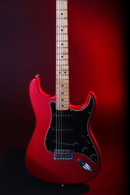Chitarra rossa su sfondo scuro