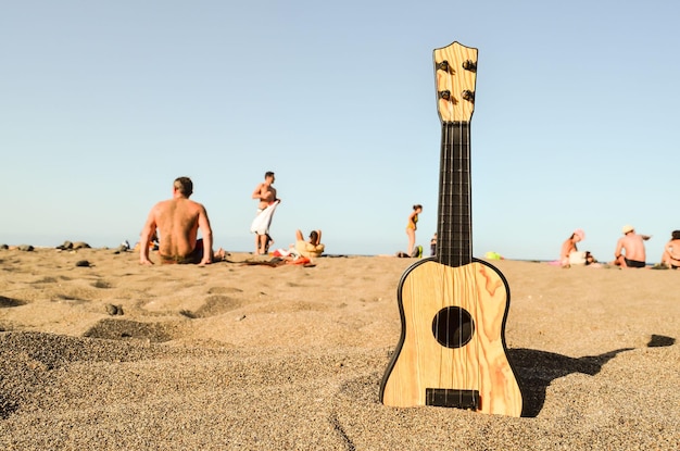 Chitarra sulla spiaggia di sabbia