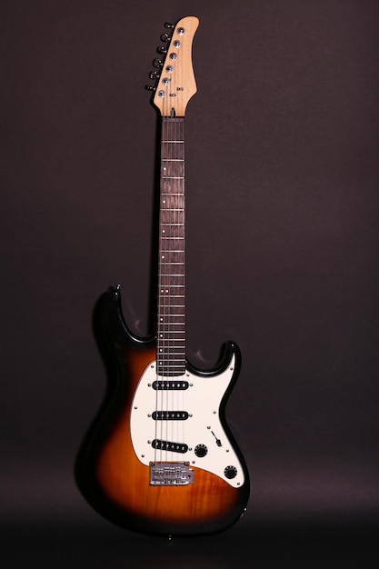 Chitarra sullo sfondo scuro