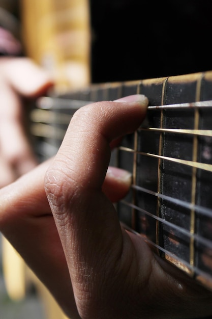 chitarrista che suona la chitarra acustica