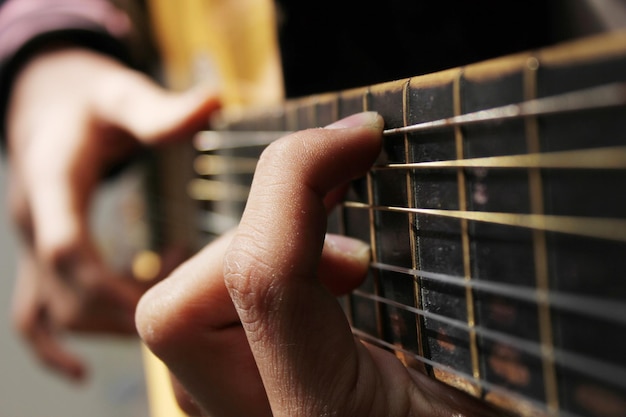 chitarrista che suona la chitarra acustica