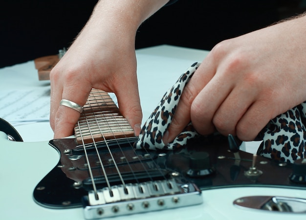 chitarrista rock, pulendo il collo della chitarra