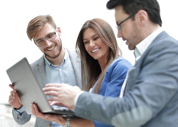 Chiuda in su colleghi di lavoro attenti guardando le persone e la tecnologia dello schermo del laptop