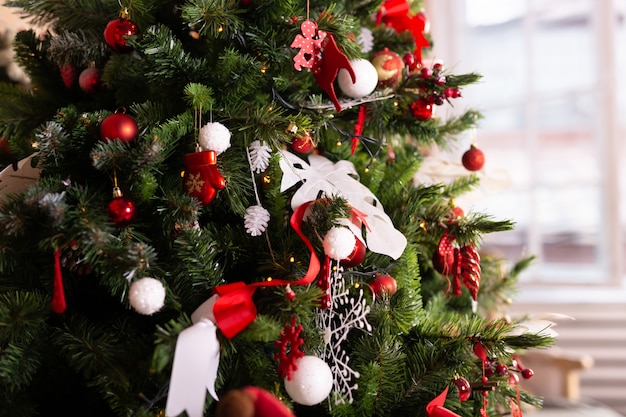 Chiuda in su degli ornamenti variopinti sull&#39;albero di Natale. Felice anno nuovo e il concetto di Natale. Decorazione.