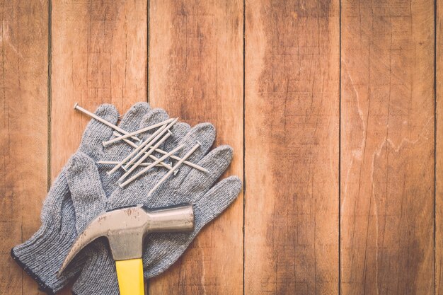 Chiuda in su degli strumenti di lavoro assortiti su fondo di legno