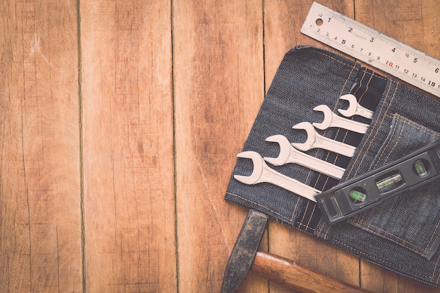 Chiuda in su degli strumenti di lavoro assortiti su fondo di legno