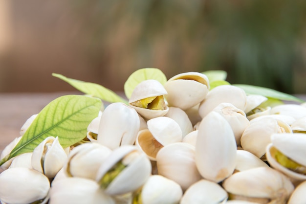 Chiuda in su dei pistacchi sulla tavola di legno