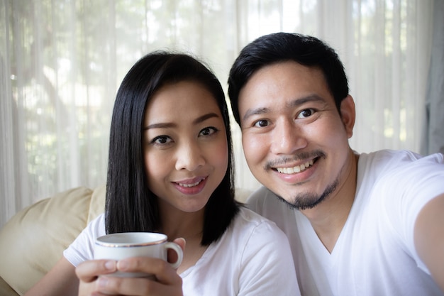 Chiuda in su del caffè caldo bevanda amante coppie asiatiche.