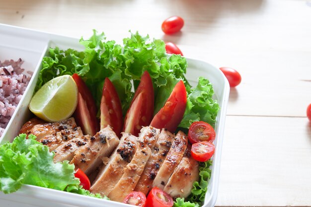 Chiuda in su del contenitore di pranzo, petto di pollo grigliato con lattuga