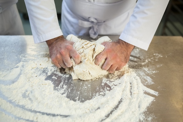 Chiuda in su del cuoco unico che prepara la pasta