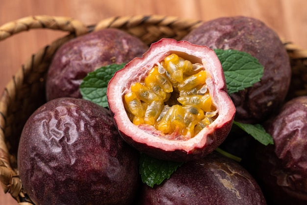 Chiuda in su del frutto della passione fresco e succoso delizioso sul fondo della tavola di legno.