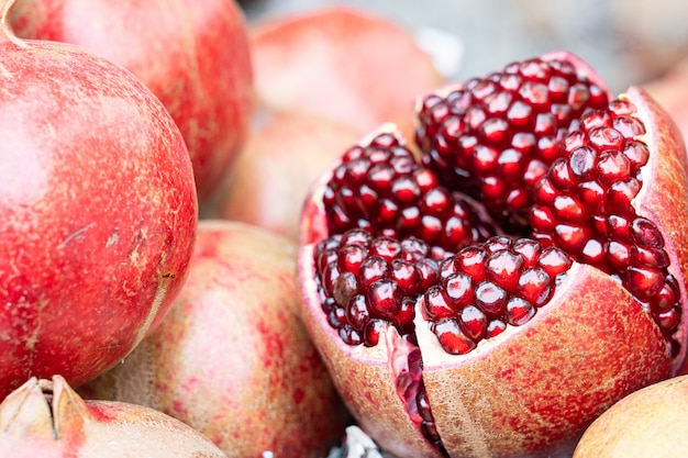 Chiuda in su del melograno fresco per l'estratto all'acqua della frutta.