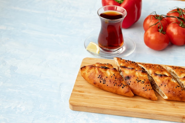 Chiuda in su del pane pide turco sulla tavola di legno