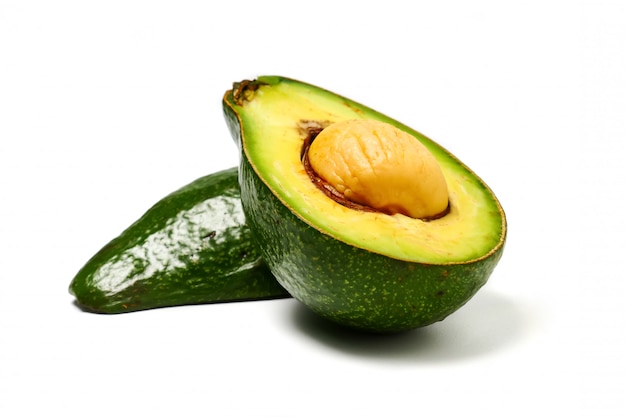 Chiuda in su dell&#39;avocado su priorità bassa bianca