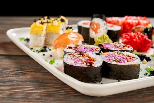 Chiuda in su dell'insieme giapponese dei sushi.