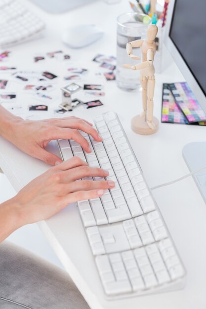 Chiuda in su della battitura a macchina delle mani dei womans