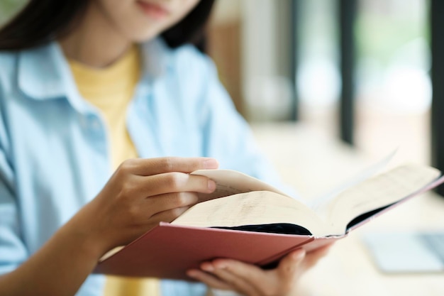 Chiuda in su della donna che studia e legge il libro