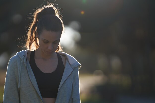 Chiuda in su della donna sportiva con brillamento solare con lo spazio della copia