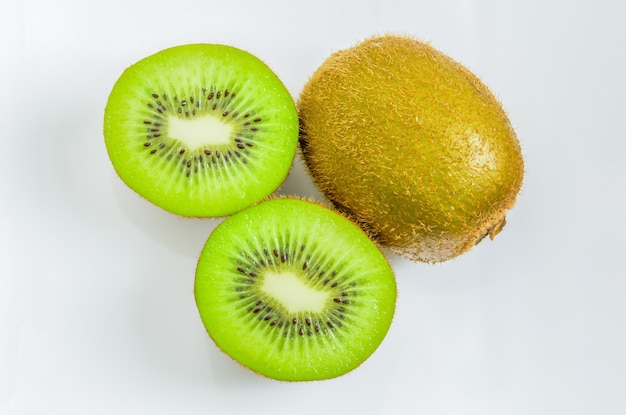 Chiuda in su della fetta fresca del kiwi e del kiwi