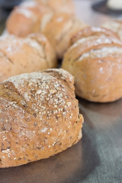 Chiuda in su della pagnotta di pane fresca