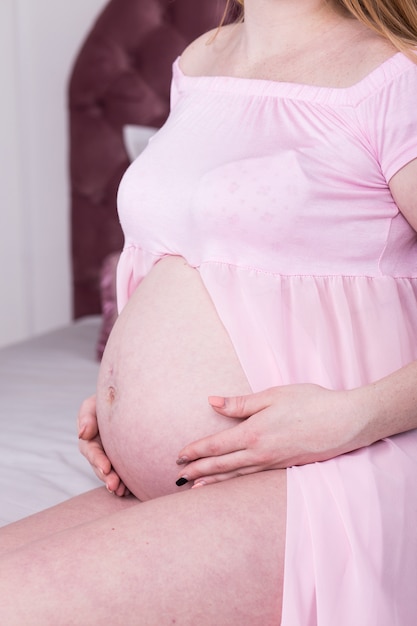 Chiuda in su della pancia della donna incinta