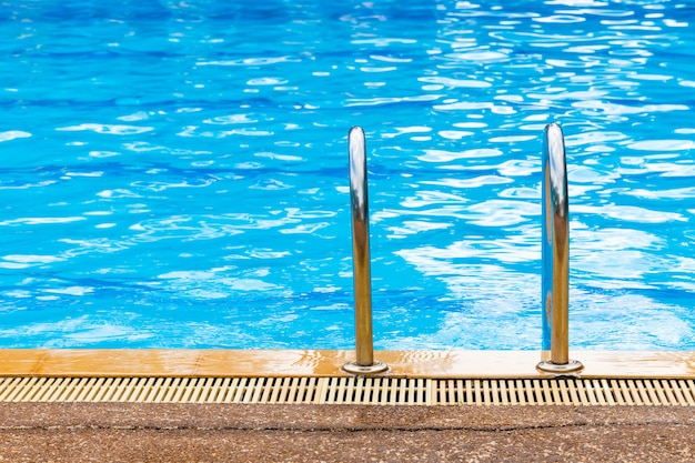 Chiuda in su della piscina con le scale