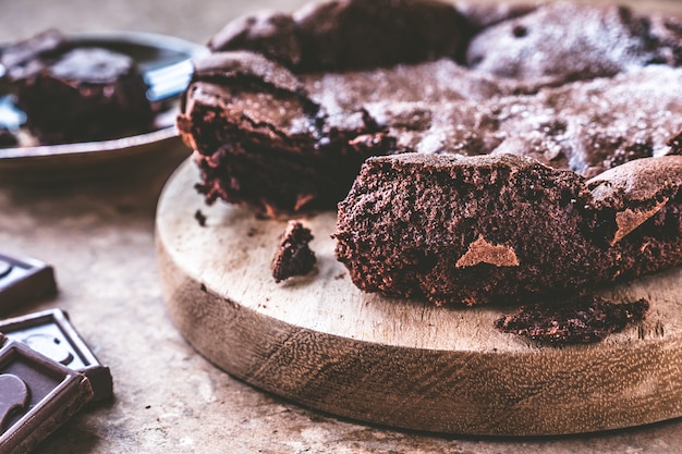 Chiuda in su della torta di cioccolato sul cassetto di legno.