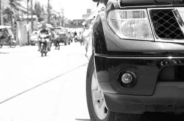 Chiuda in su delle automobili su un parcheggio.