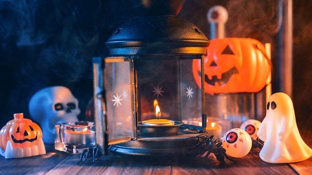 Chiuda in su delle decorazioni spettrali di festa di Halloween