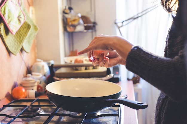 Chiuda in su delle mani che cucinano