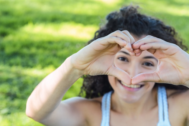 Chiuda in su delle mani della donna a forma di cuore