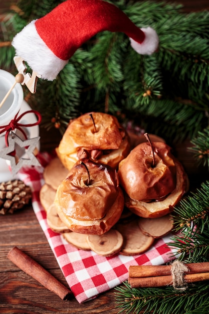 Chiuda in su delle mele cotte saporite con la decorazione di natale