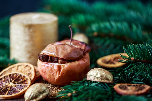 Chiuda in su delle mele cotte saporite con la decorazione di natale