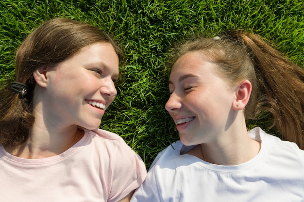 Chiuda in su delle ragazze sorridenti