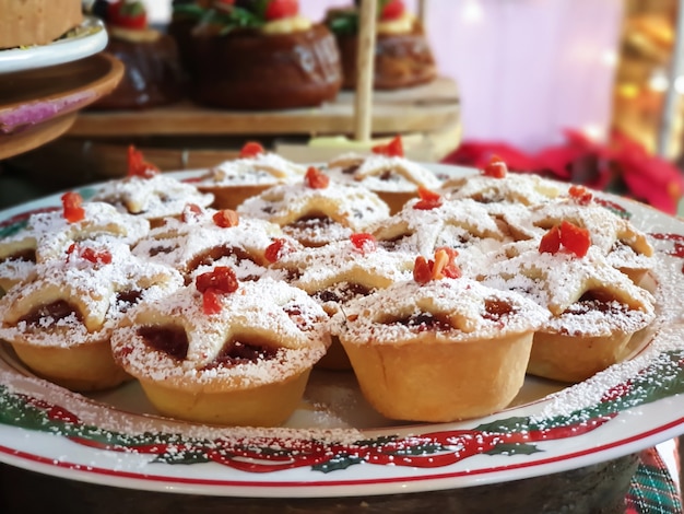 Chiuda in su delle torte di natale in festa.