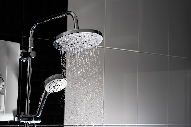 Foto chiuda in su di acqua che scorre dalla doccia nel bagno