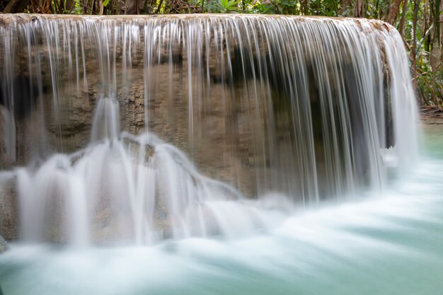 Chiuda in su di bella cascata.