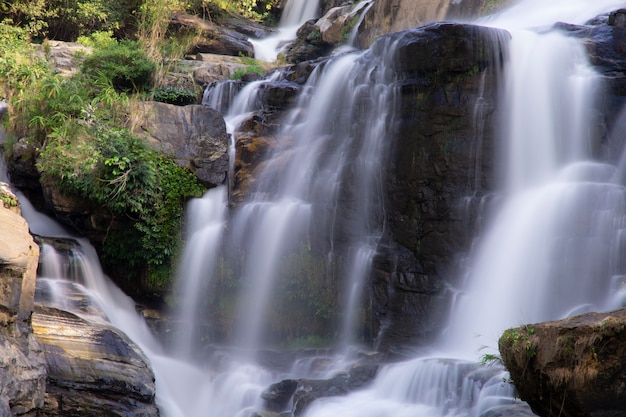 Chiuda in su di bella cascata.